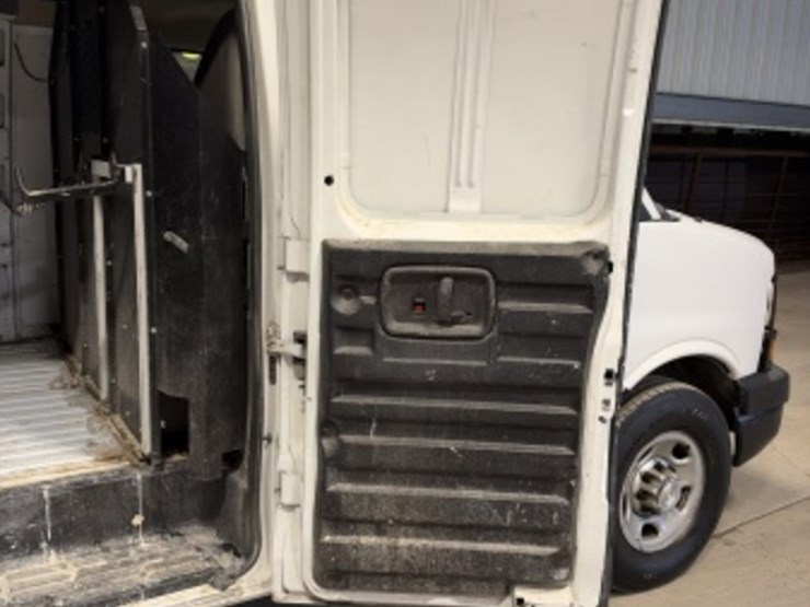 2011-chevrolet-express-2500-image-17