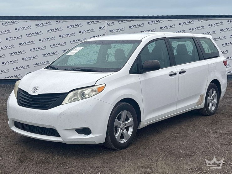 2017-toyota-sienna-image-1
