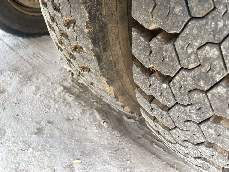 2011-ford-f750-image-22