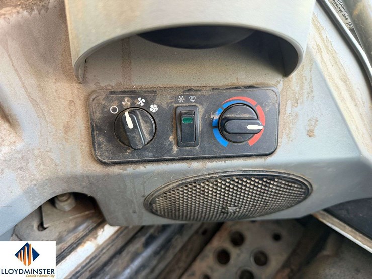 2015-bobcat-s570-image-14