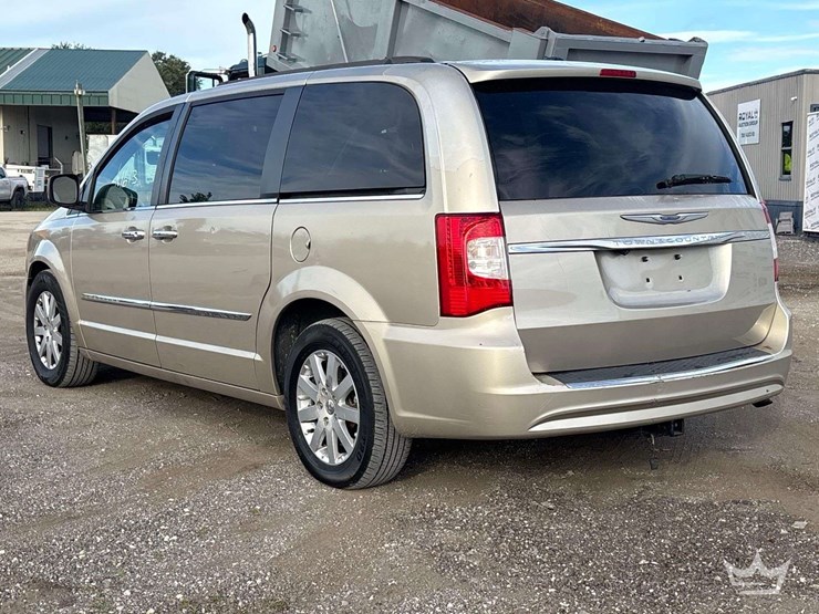 2014-chrysler-town-&-country-image-4