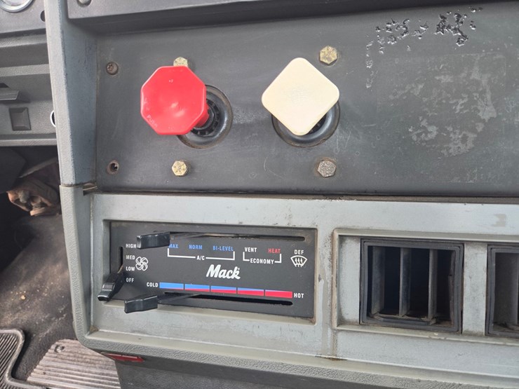 2000-mack-ch613-image-40