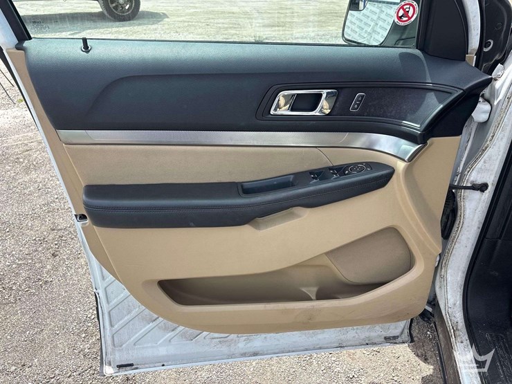2016-ford-explorer-image-11