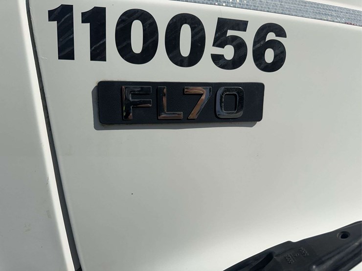 2002-freightliner-fl70-image-13