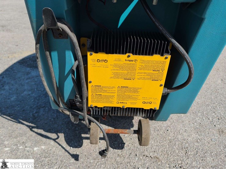 non-operable-tennant-2550-floor-scrubber-image-15