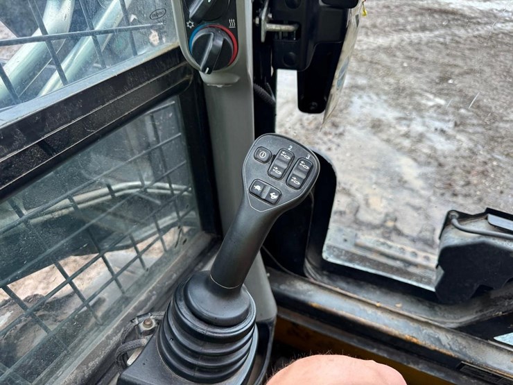 new-holland-c332-image-27