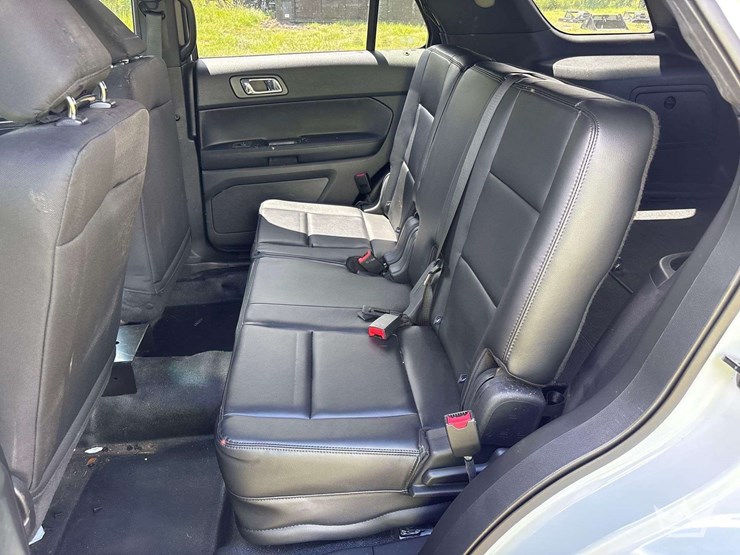 2016-ford-explorer-image-23