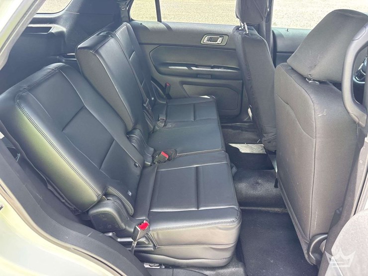 2016-ford-explorer-image-21