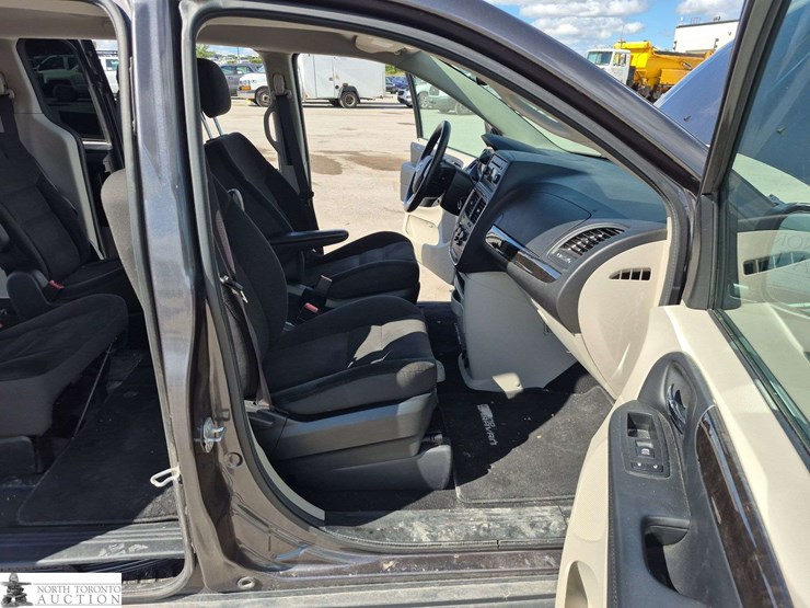2017-dodge-grand-caravan-sxt-image-26
