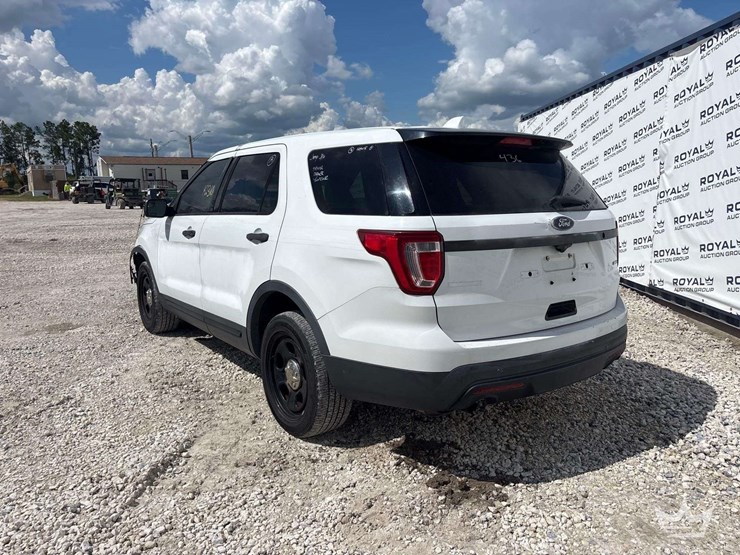 2016-ford-explorer-image-2