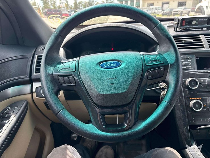 2016-ford-explorer-image-14