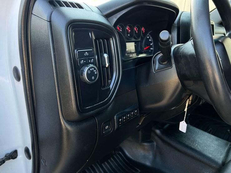 2021-chevrolet-3500hd-image-12