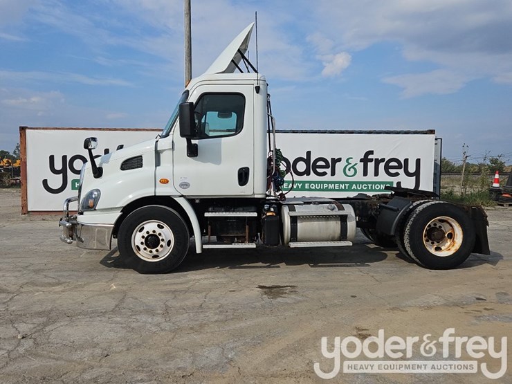 2017-freightliner-cascadia-113-image-3