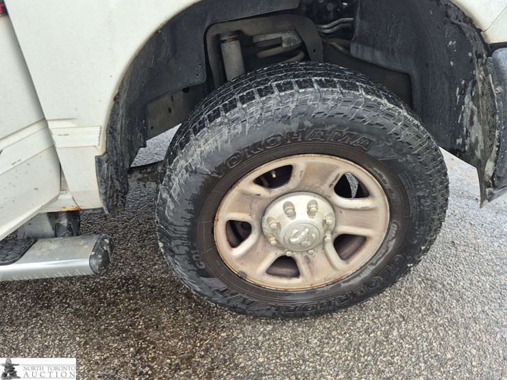 2014-dodge-3500-image-30