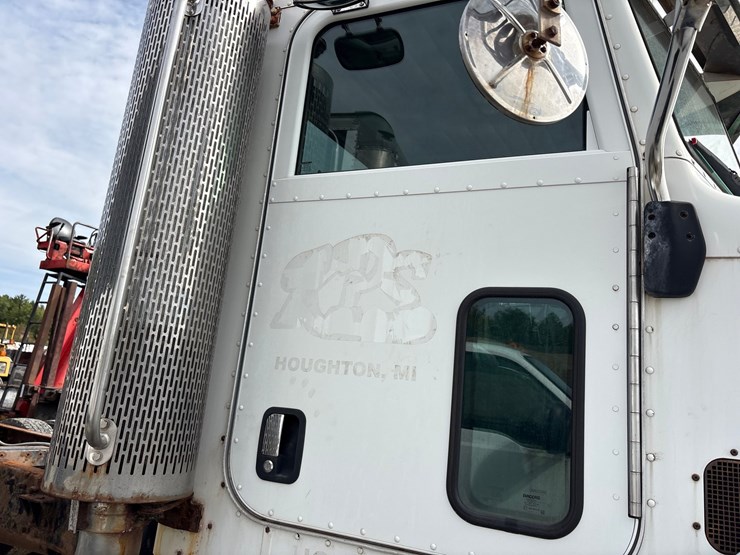2007-peterbilt-335-image-17