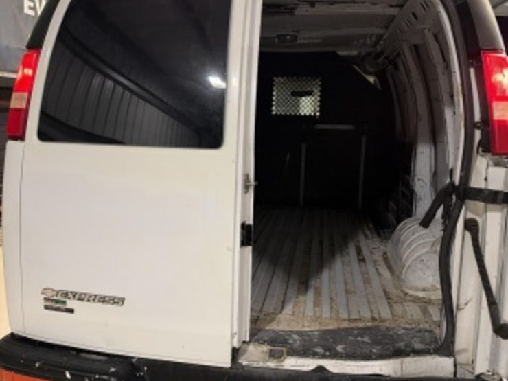 2011-chevrolet-express-2500-image-19