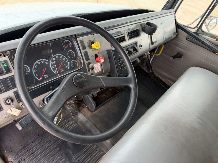2003-freightliner-fl70-image-11