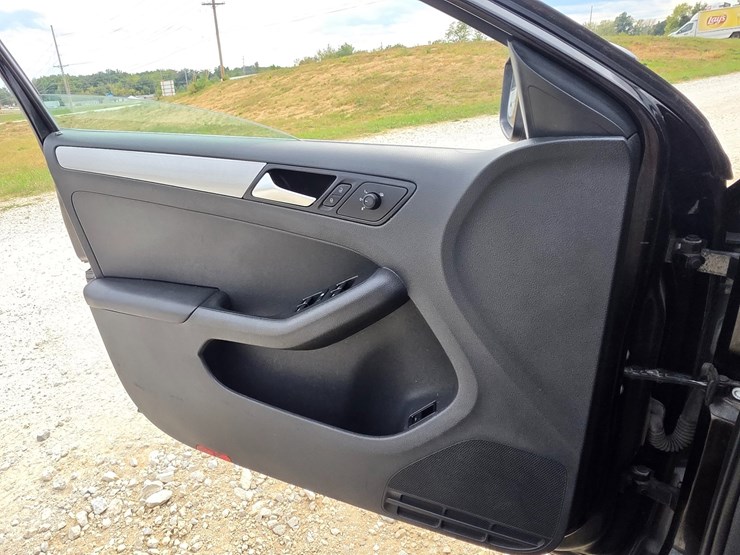 #25322-•-2017-volkswagen-jetta-passenger-car-image-52