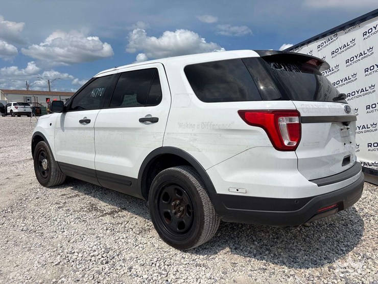 2016-ford-explorer-image-2