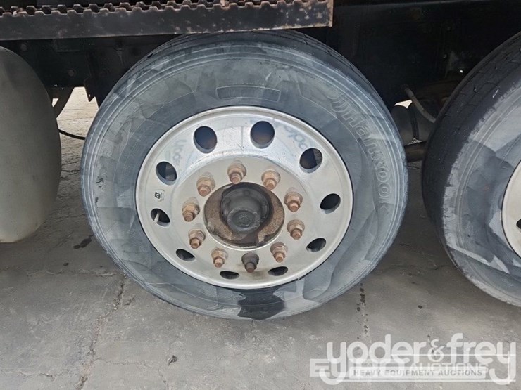 2019-freightliner-122sd-image-21