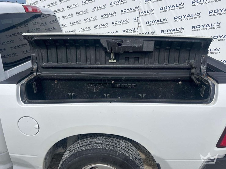 2015-dodge-1500-image-25