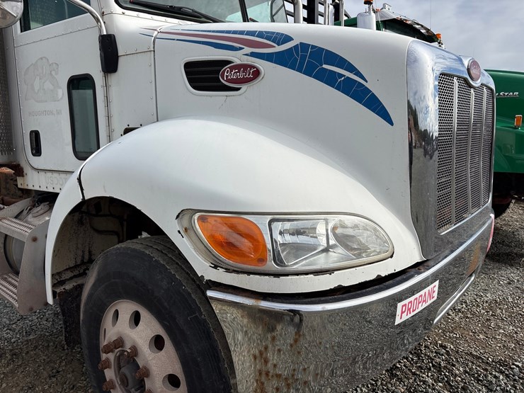 2007-peterbilt-335-image-15
