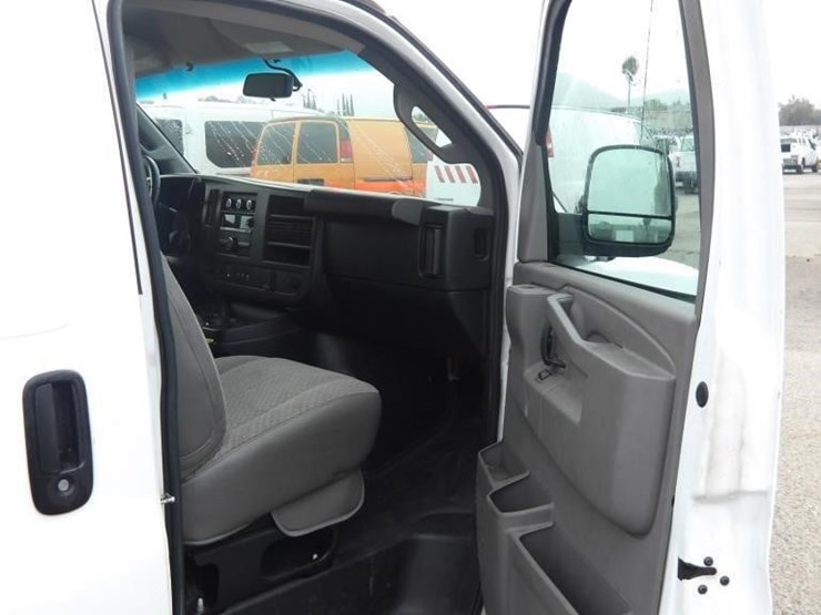2017-chevrolet-express-2500-image-12