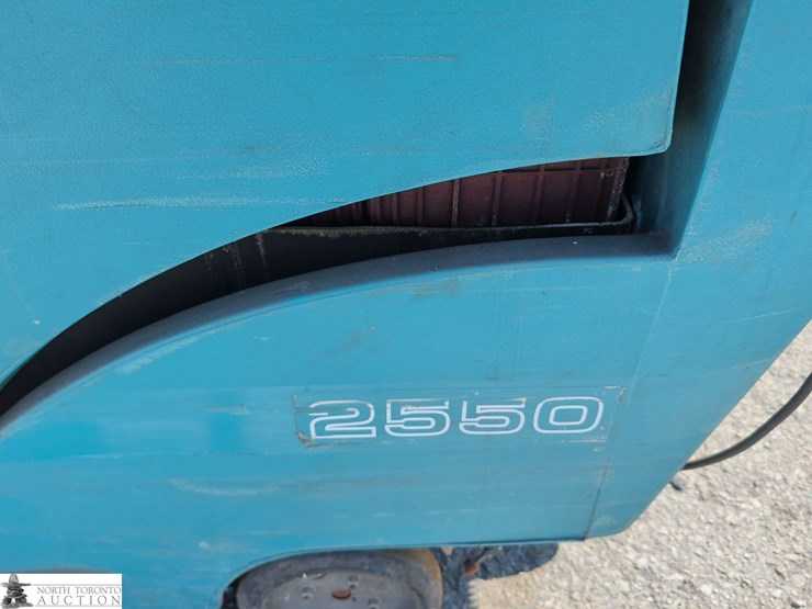 non-operable-tennant-2550-floor-scrubber-image-11