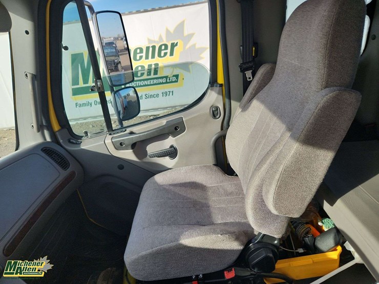 2014-freightliner-m2-106-image-14