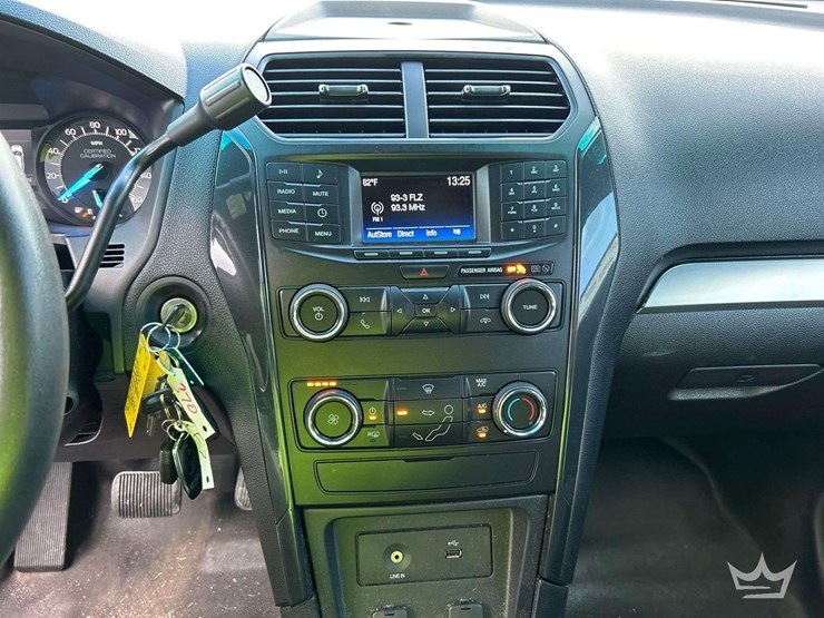2016-ford-explorer-image-16