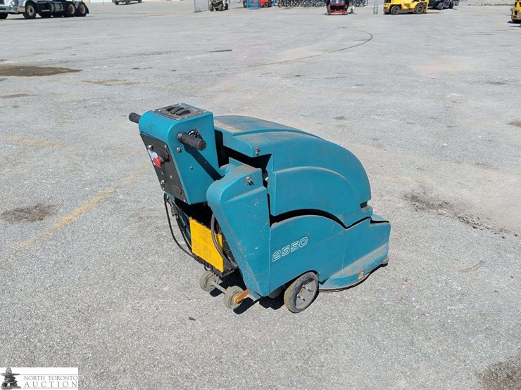 non-operable-tennant-2550-floor-scrubber-image-5