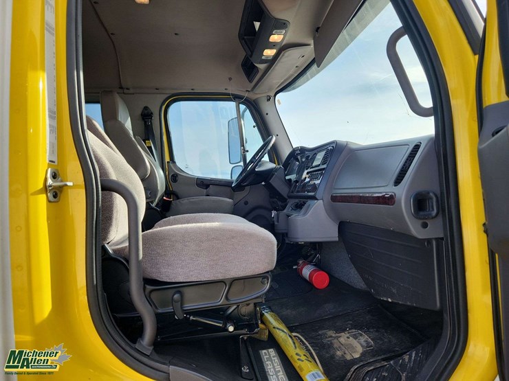 2014-freightliner-m2-106-image-16