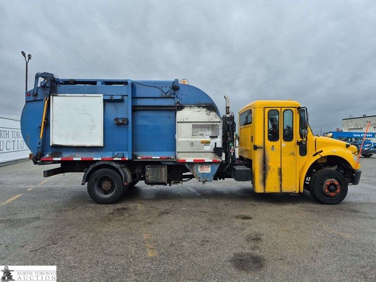 2018-freightliner-m2-106-image-4