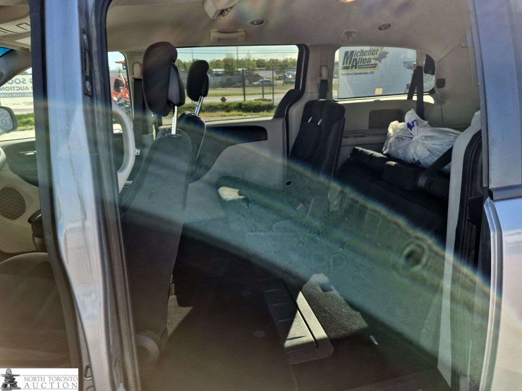 2017-dodge-grand-caravan-sxt-image-14