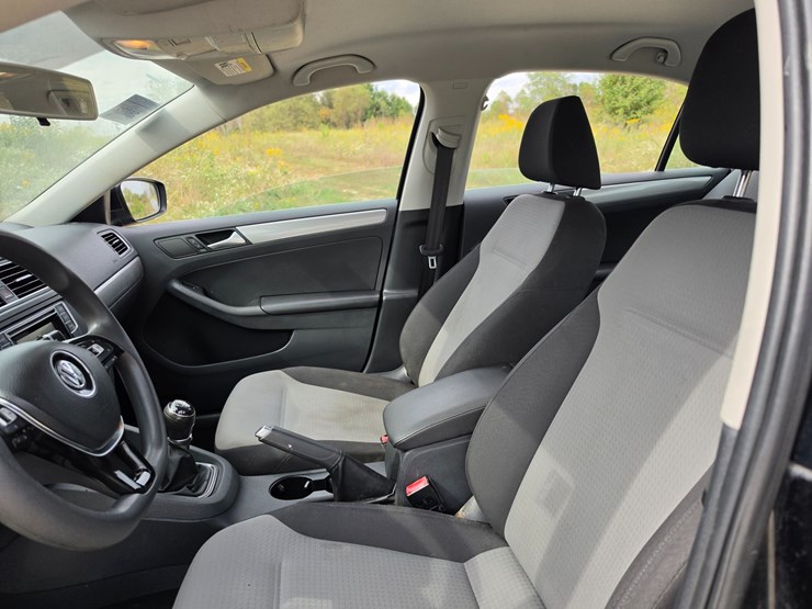 #25322-•-2017-volkswagen-jetta-passenger-car-image-39