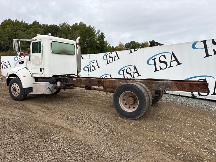 2007-peterbilt-335-image-3