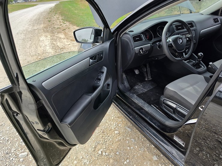 #25322-•-2017-volkswagen-jetta-passenger-car-image-35