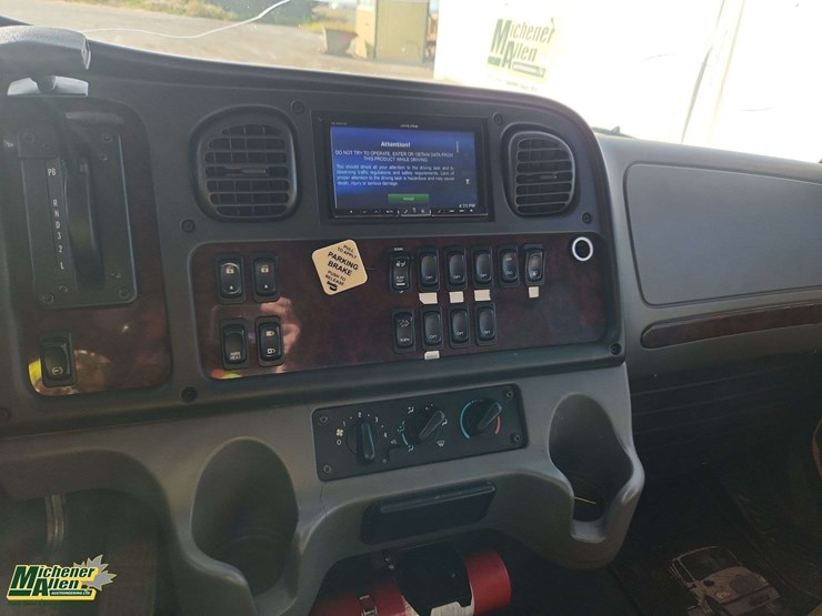 2014-freightliner-m2-106-image-21