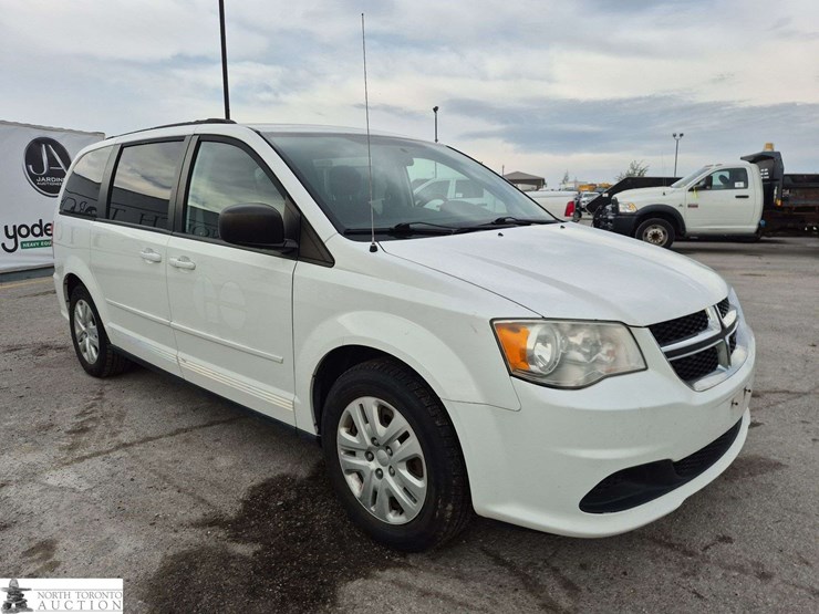 2014-dodge-grand-caravan-sxt-image-3