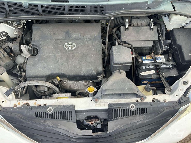 2013-toyota-sienna-image-4