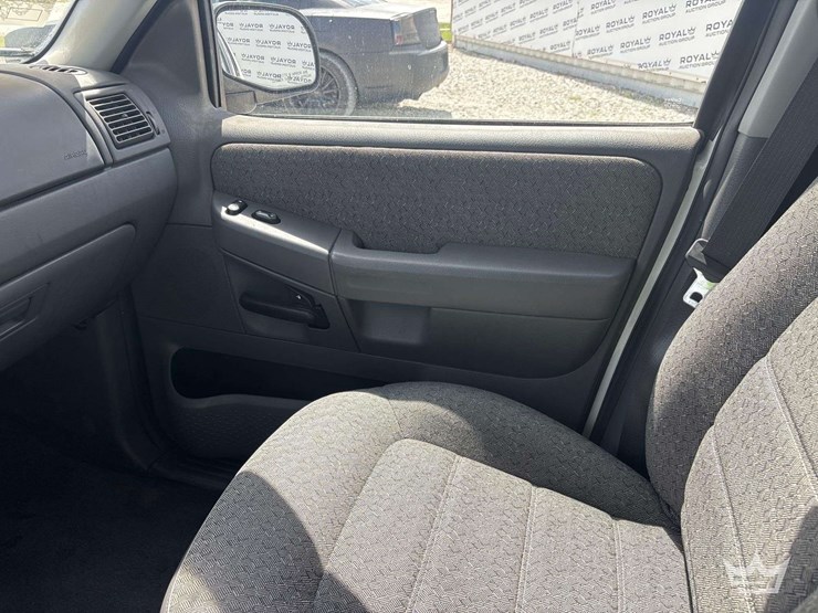 2005-ford-explorer-image-16