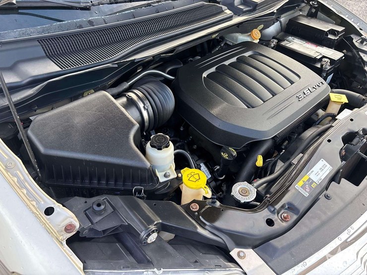 2014-chrysler-town-&-country-image-8