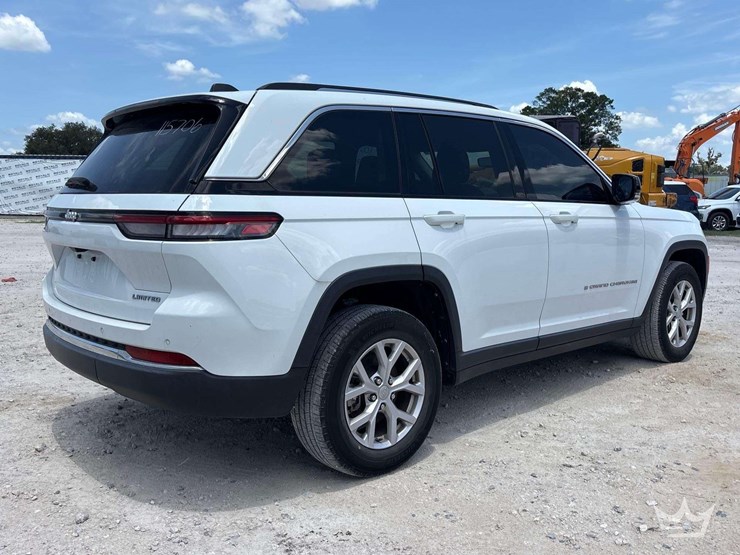 2022-jeep-grand-cherrokee-suv-image-3