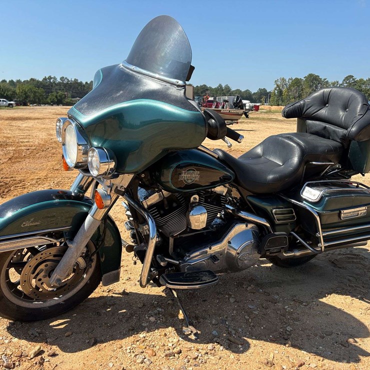 2002 Harley Davidson Classic Motorcycle (64,181 Miles)