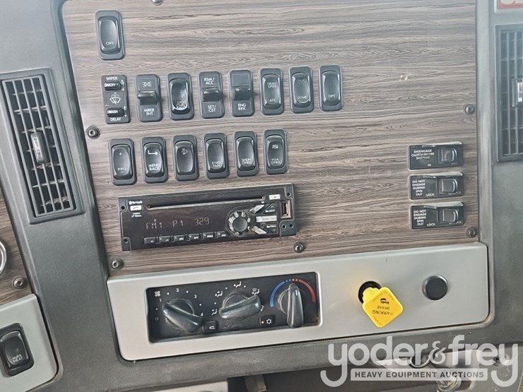 2019-freightliner-122sd-image-32