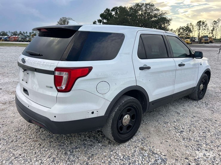 2016-ford-explorer-image-3