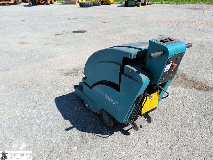 non-operable-tennant-2550-floor-scrubber-image-7