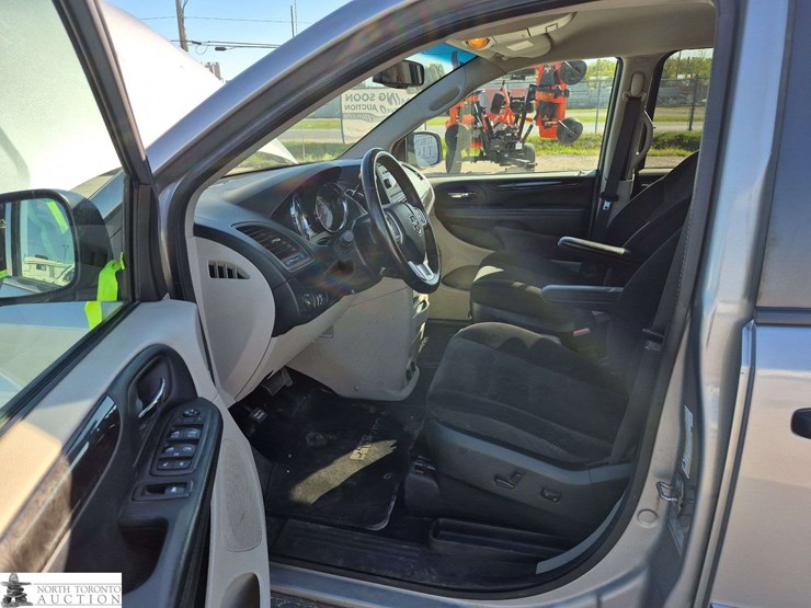 2017-dodge-grand-caravan-sxt-image-10