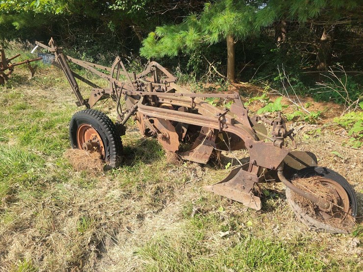 tractor-drawn-pull-type-moldboard-plow-image-1