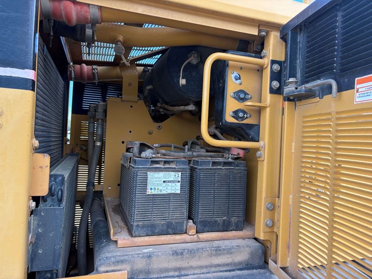 2001-caterpillar-12h-image-41